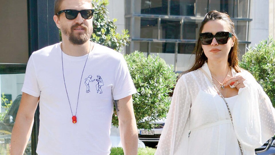 El ele mağazaları dolaştılar