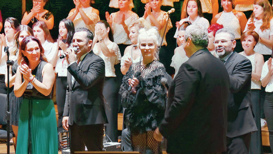 Ömür Gedik sundu, Ferhat Göçer söyledi