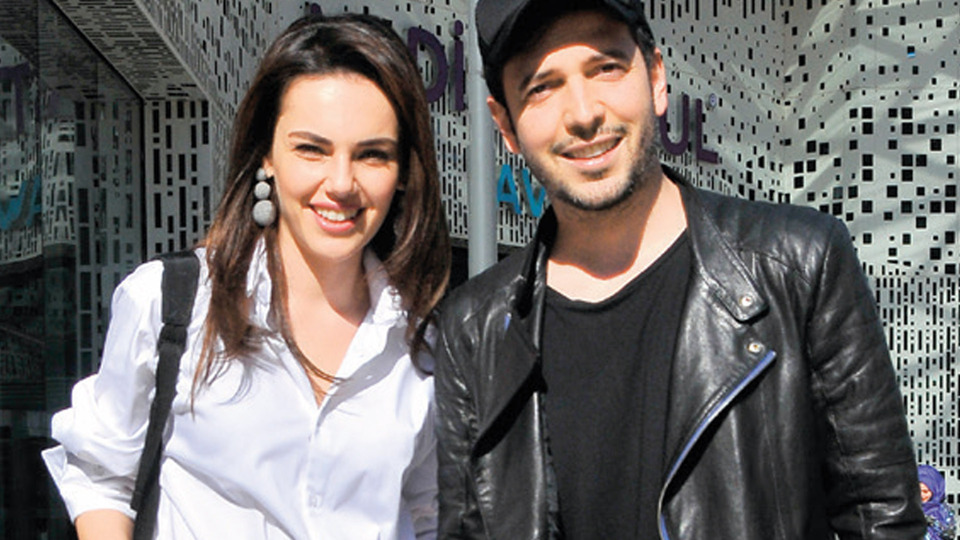 Önce gelip sevgilisine hediye seçti