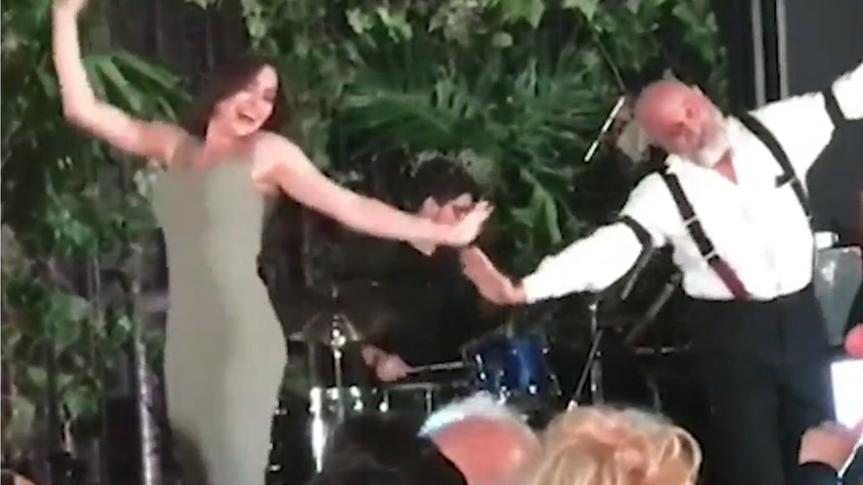 Özge Borak geceye damga vurdu