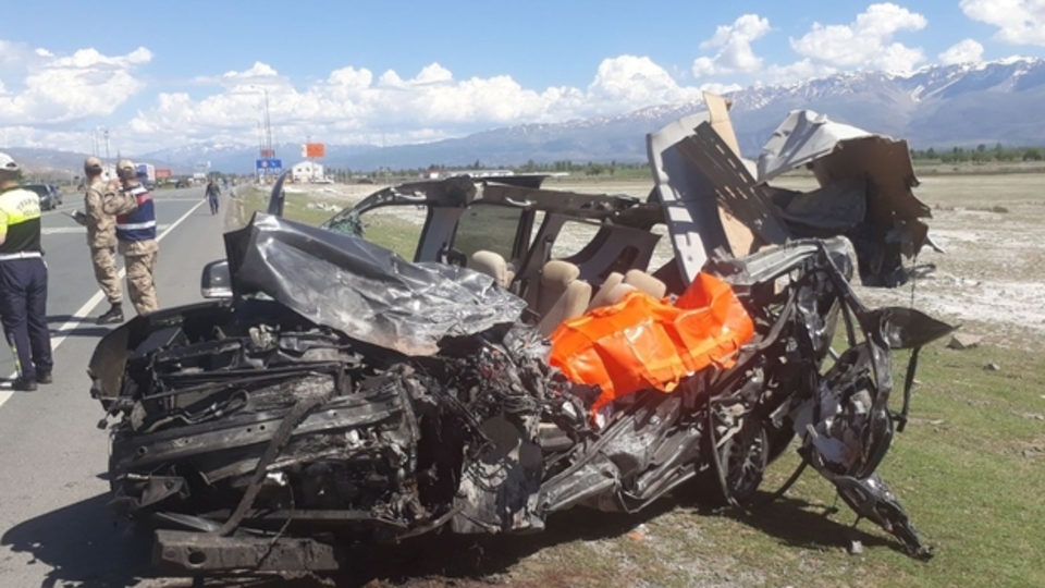Erzincan'da feci kaza: Ölü ve yaralılar var
