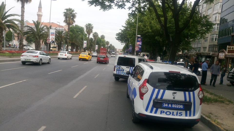 Fatih'te esrarengiz olay! Deste deste para saçtılar