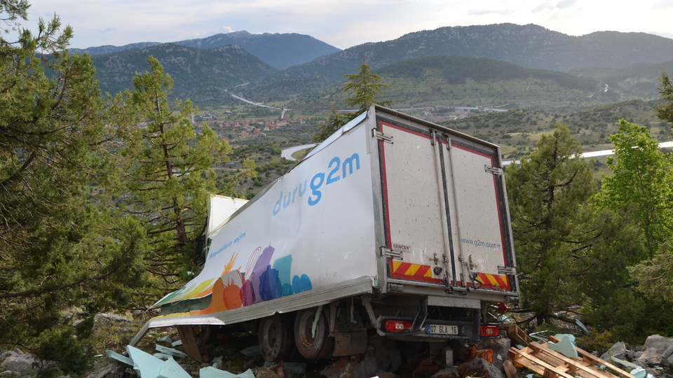 Korkunç kaza! Kamyon uçuruma devrildi: 1 ölü, 1 yaralı