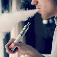 Korkunç olay! Elektronik sigara elinde patladı