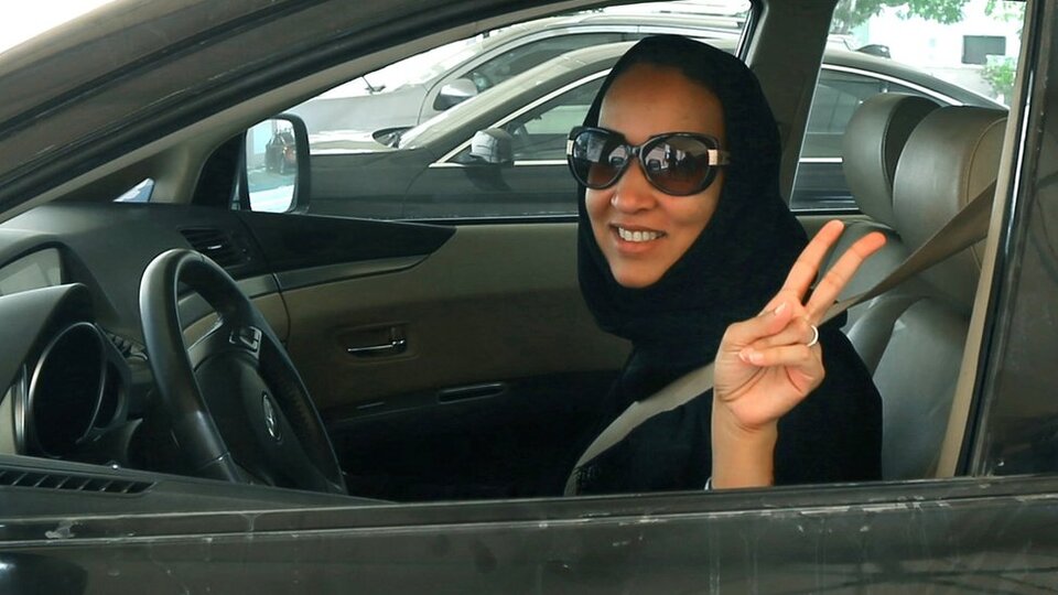 S. Arabistanlı kadınlar, araba kullanma yasağının kaldırılmasına karşı çıkan erkeklerle dalga geçti
