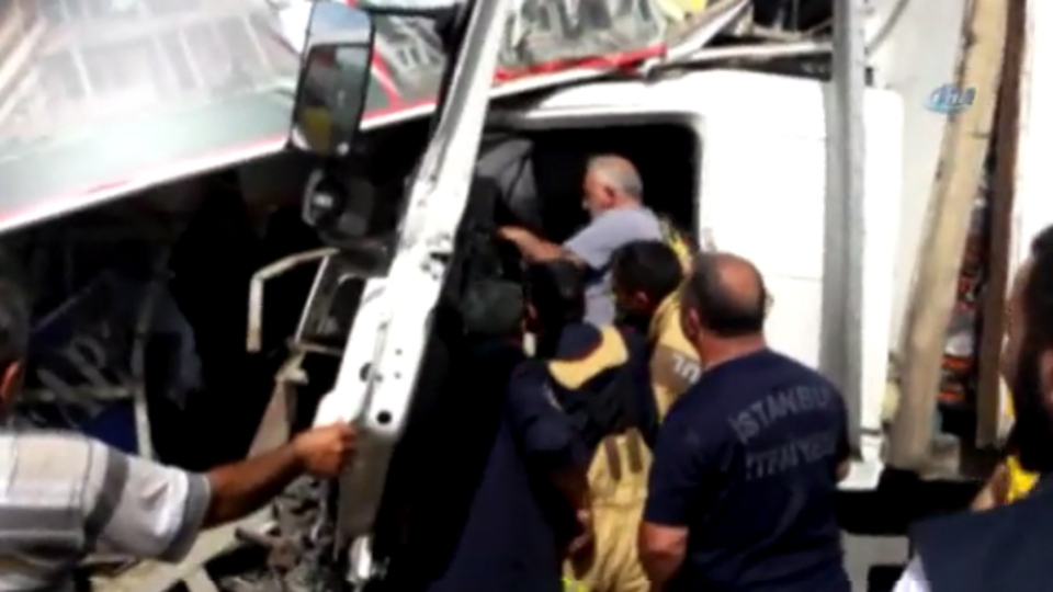 Meyve yüklü kamyon binaya girdi! Şoför sıkıştı