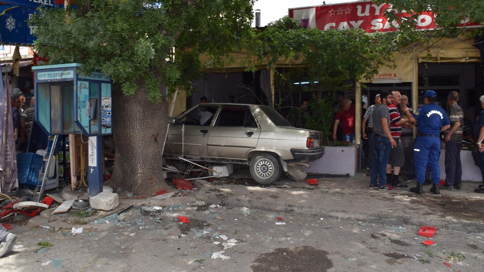 Otomobil kahvehaneye girdi: Ölüler var