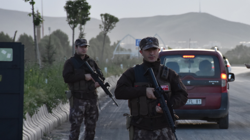 Kontrol noktasında nöbetleşe iftar yapıyorlar