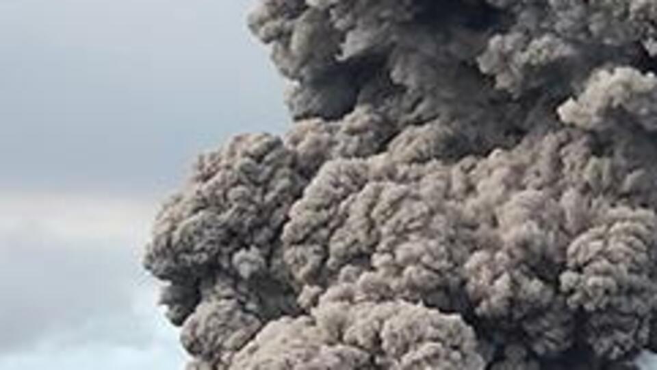 ABD'de yanardağ patladı!