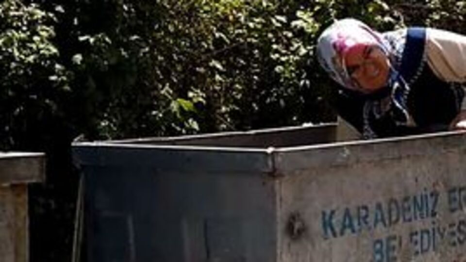 Çöpten topladığı şeyi görenler sordu, yaşlı kadın böyle anlattı!