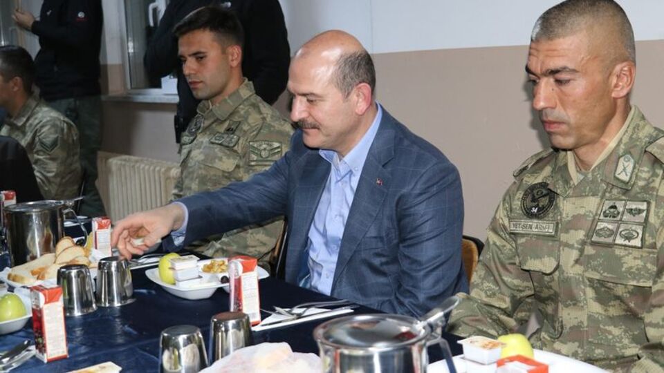 İçişleri Bakanı Soylu askerlerle sahur yaptı