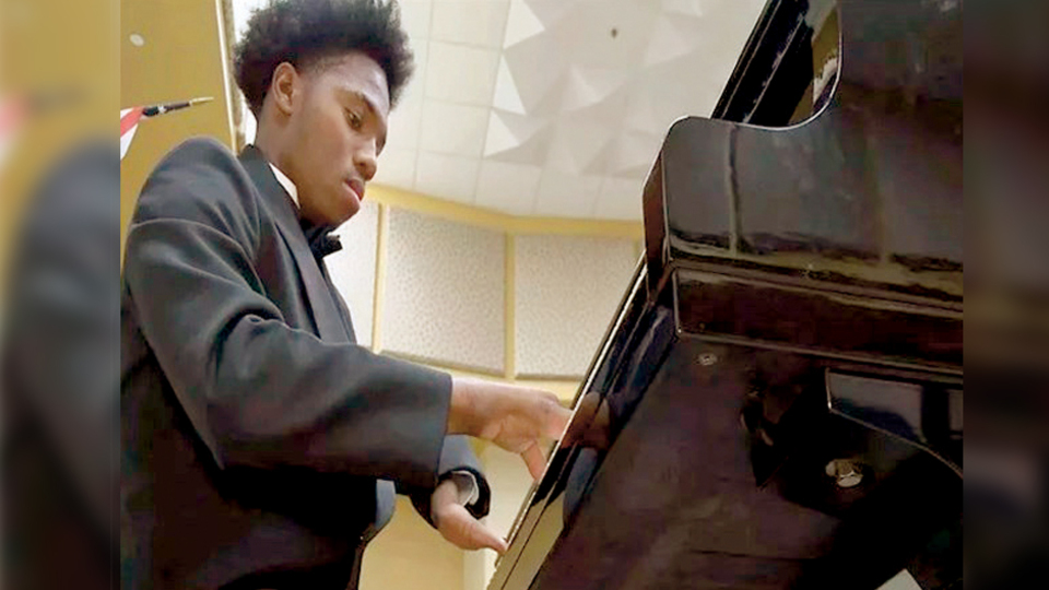 Azmin adı Darrius Simmons... Sağ elinde 3, sol elinde tek parmakla piyano çalıyor