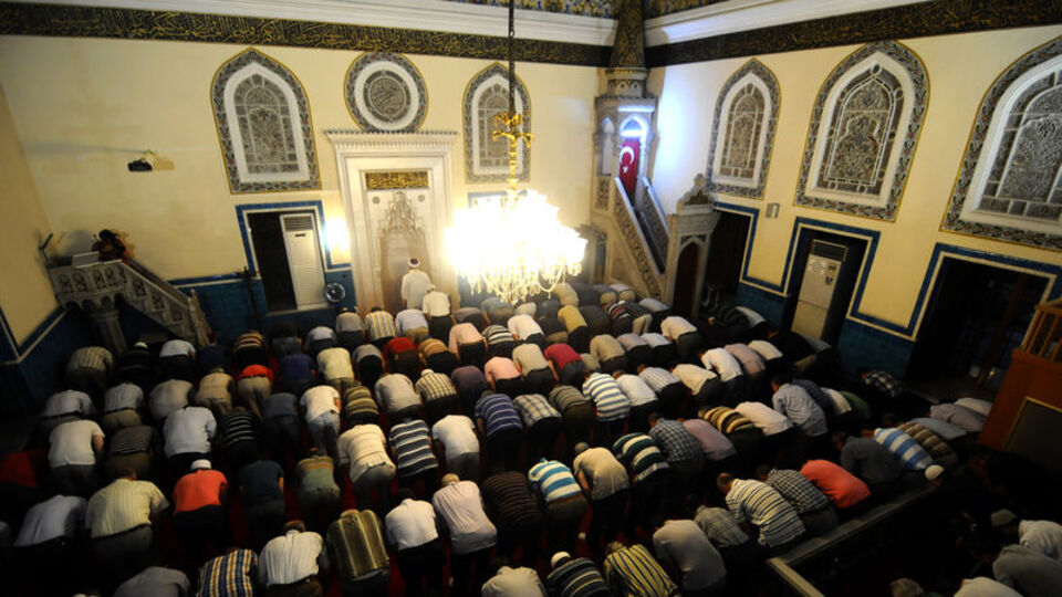 İzmir'de cuma namazı saat kaçta?