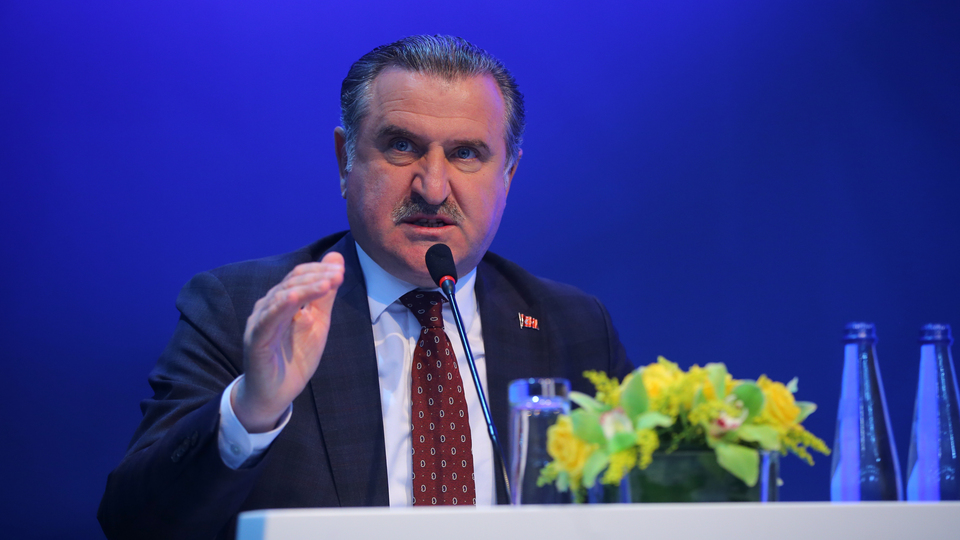 Bakan Bak'tan Fenerbahçe Doğuş'a tebrik