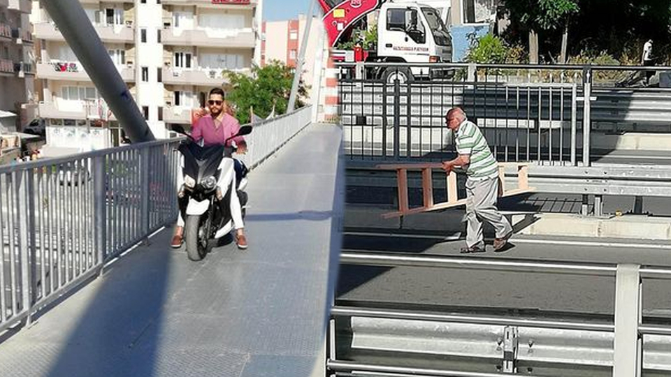 Aynı anlarda yaşandı! Çevredekiler şaşkına döndü