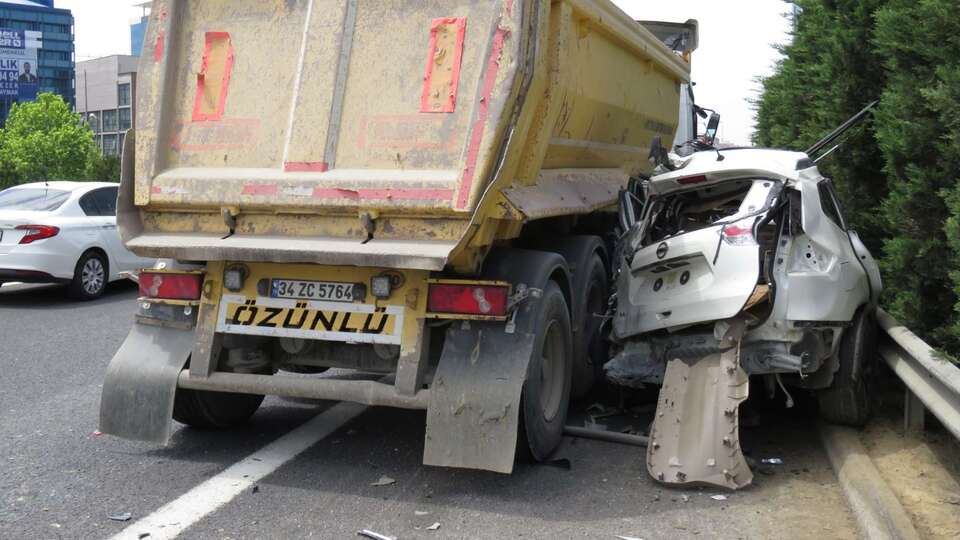 Hafriyat kamyonuyla bariyer arasında sıkıştılar!