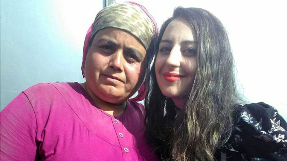 Yılanı öldürmek isterken kendini vurdu!