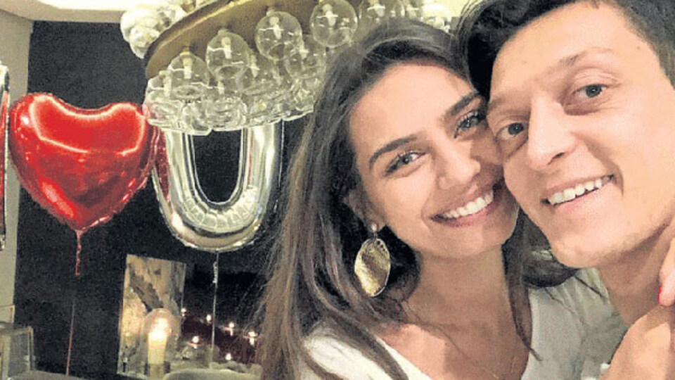 Nişanlısının ailesine iki bavul hediye