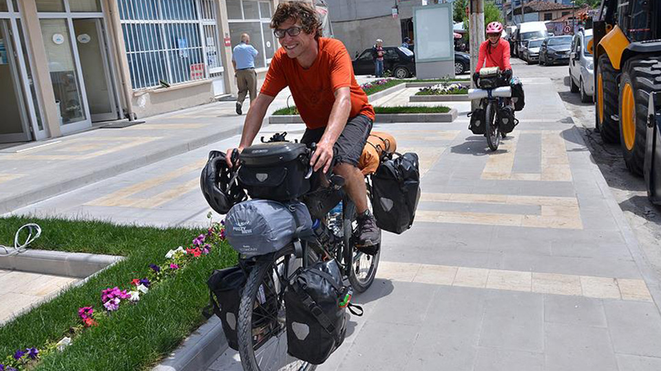 Balayında bisikletle dünya turu