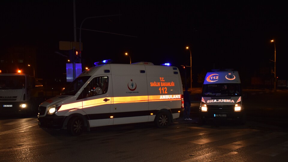 Ticari araç otomobile çarptı: 5 yaralı