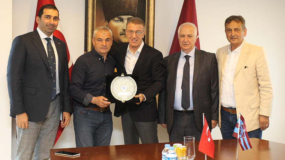 Ağaoğlu'ndan Rıza Çalımbay'a plaket