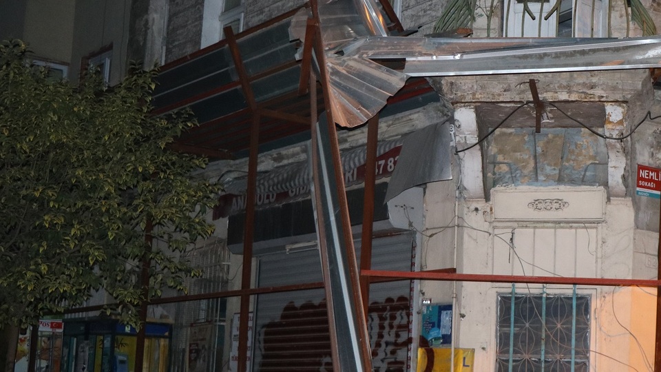 200 yıllık tarihi bina çöktü