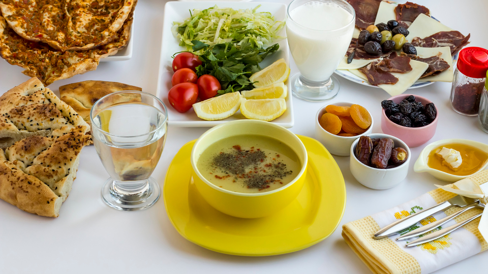 Oruç tutanlara uyarı! Bir kişilik oruç tutup 3 kişilik yemeyin...