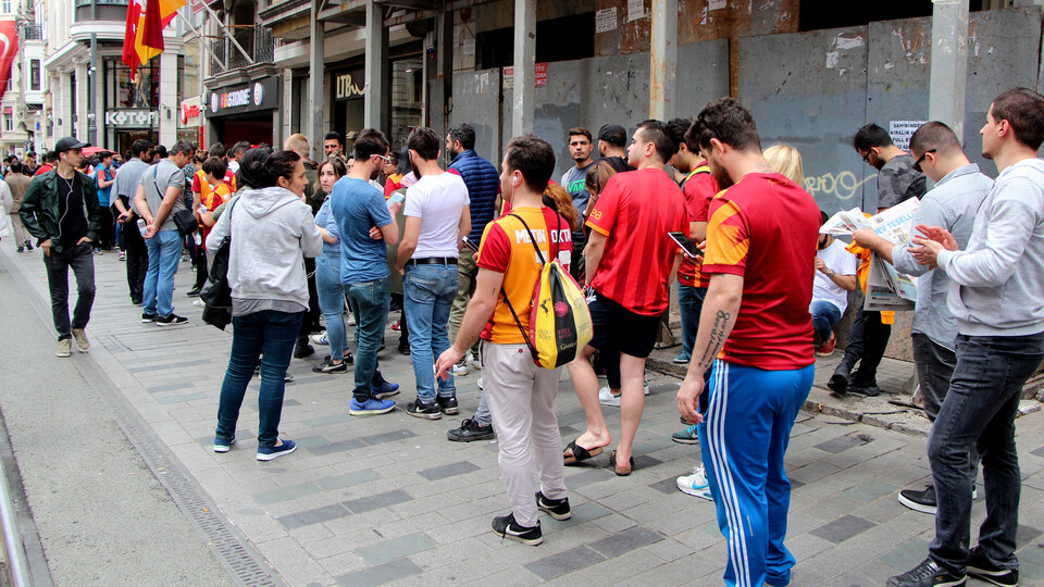 İstiklal Caddesi'nde metrelerce bilet kuyruğu