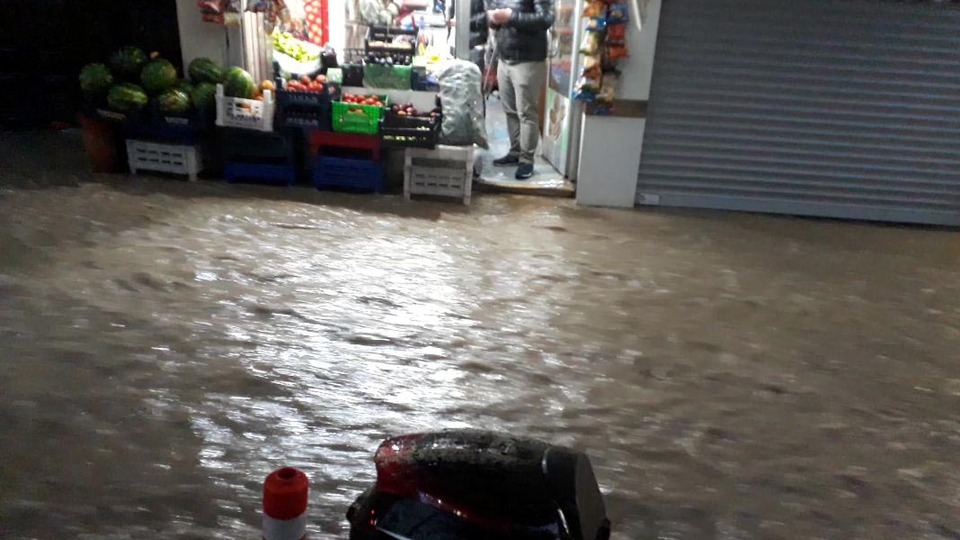 Elazığ'da sağanak yağmur yol kapattı