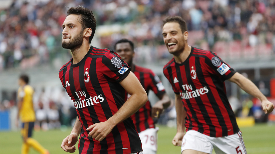 Hakan Çalhanoğlu, Milan'a galibiyeti getirdi