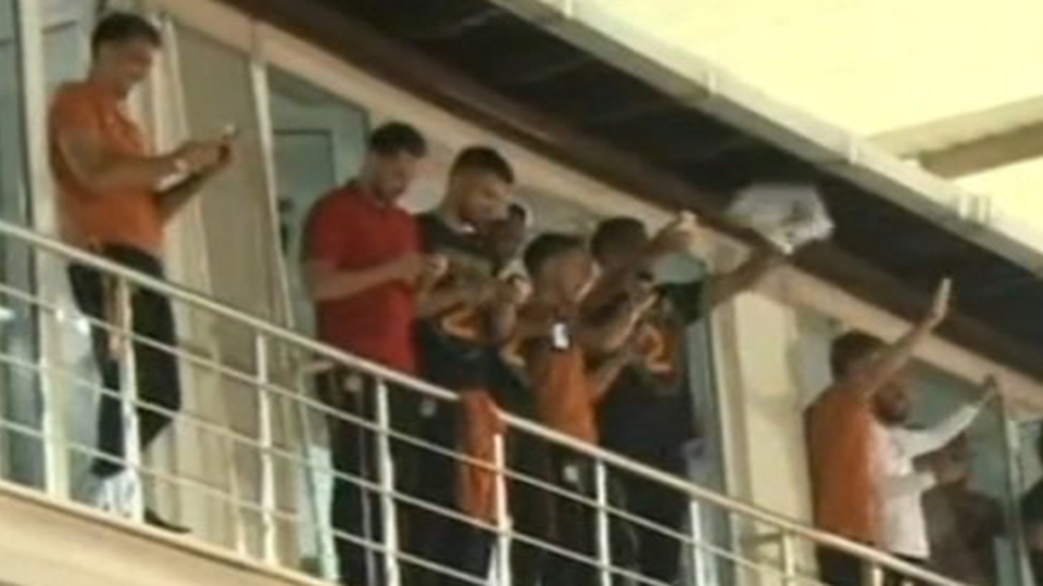 Galatasaraylı futbolcular Florya'da taraftarı selamladı!