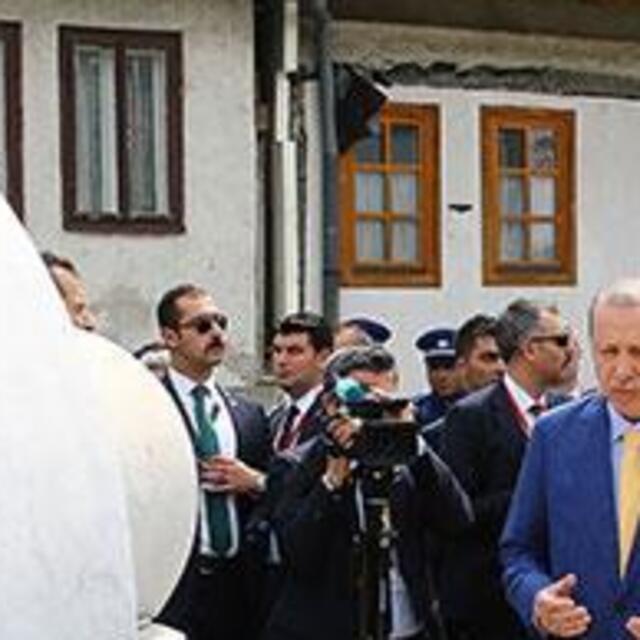 Erdoğan'dan İzetbegovic'in kabrine ziyaret