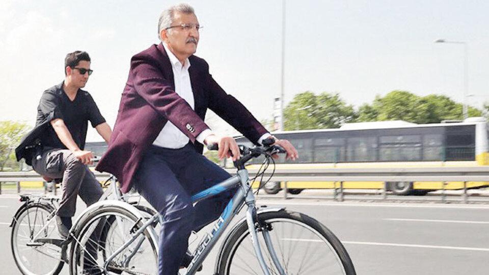 Makam aracı yerine bisiklet!