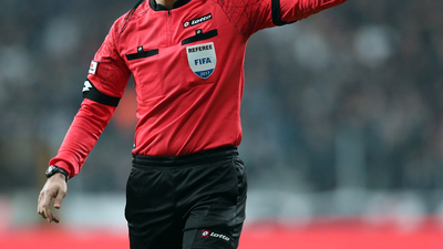 İşte sezonun en çok kırmızı kart gösteren hakemi!