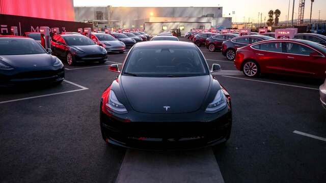 Elon Musk bombayı patlattı: Hem çift motorlu hem de dört çeker olacak!