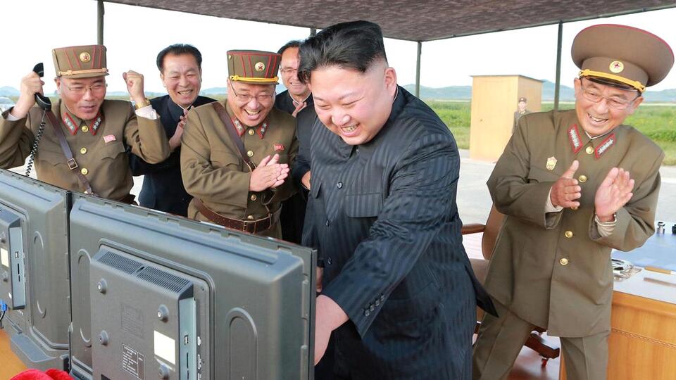 İltica edenlerin telefonlarını hack'liyor!