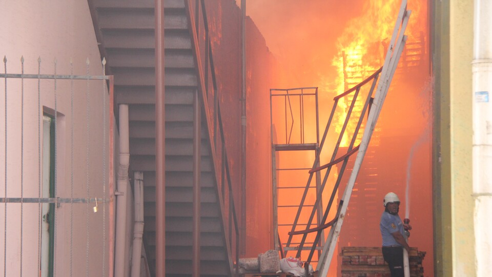 Mersin'de soğuk hava deposunda yangın