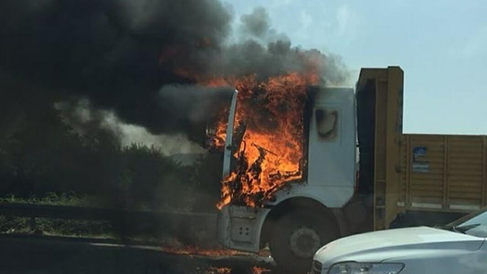 Kamyon alevler içinde kaldı