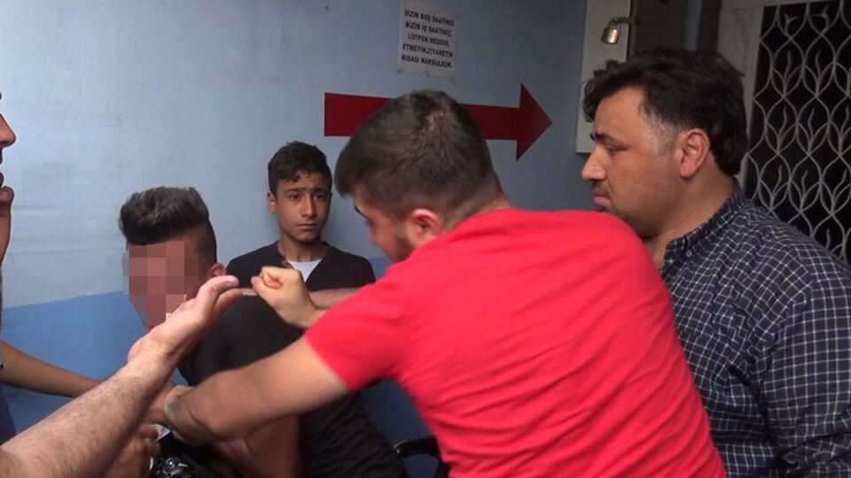 Linçten polis kurtardı!