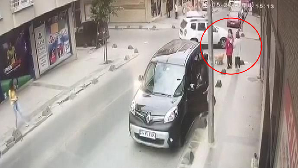 Yol kenarında sohbet eden kadınlar neye uğradıklarını şaşırdı!