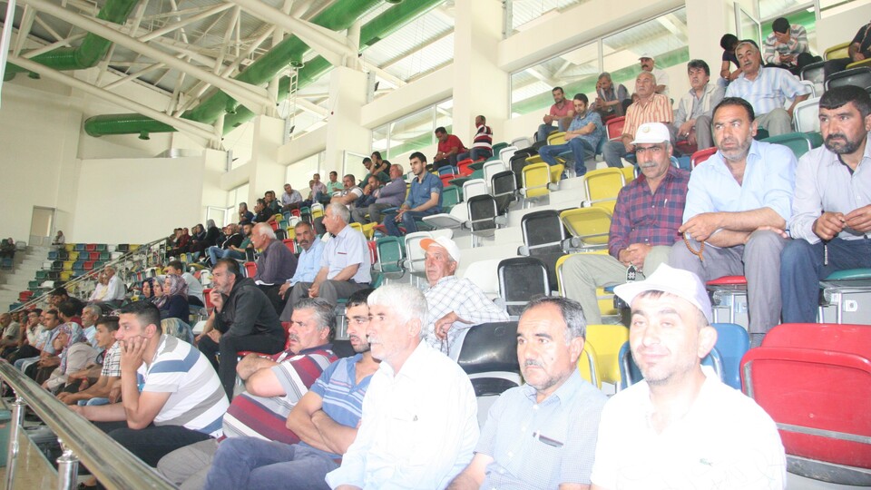 Tribünler doldu taştı! Maç değil iş başvurusu