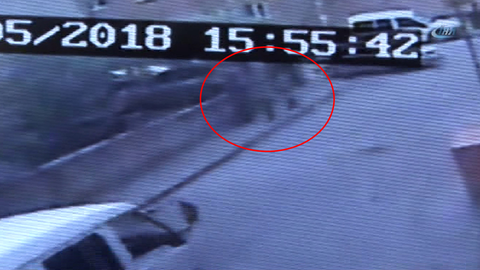 Akılalmaz olay! Başlarına gelecekleri bilmeden yürüyorlardı