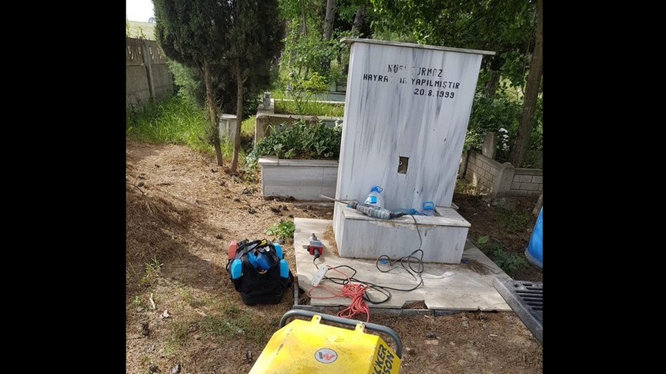 Mezarlığa gelenler şoke oldu! Bunu da yaptılar