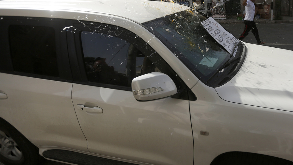 Filistinliler ABD'li diplomatlara yumurta fırlattı