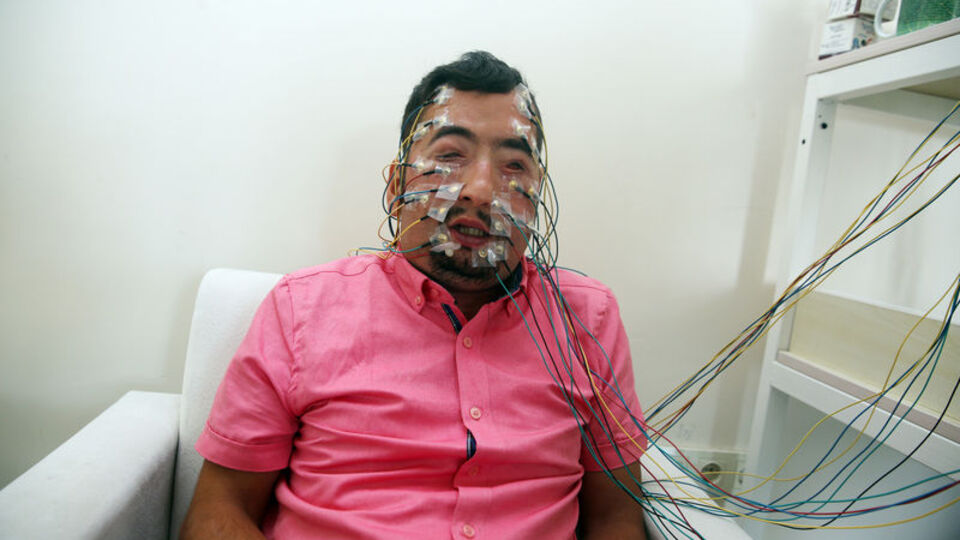 6 yıl sonra gözlerini açıp kapamaya başladı!