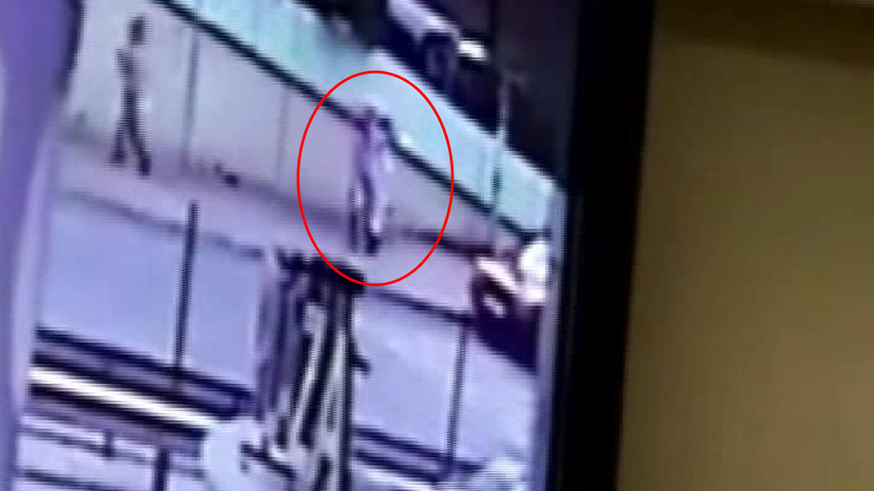 İki kız kardeş kaldırımda yürüyordu, sonrası korkunç! Anneleri isyan etti