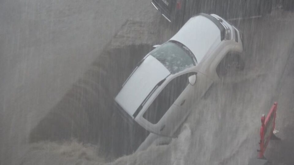Dehşet anları! Otomobili yavaş yavaş yuttu!