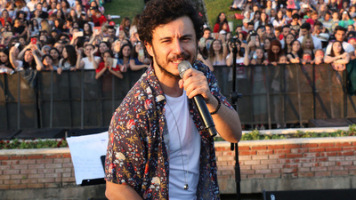 Ünlü şarkıcı her şeyi bırakıp gidiyor