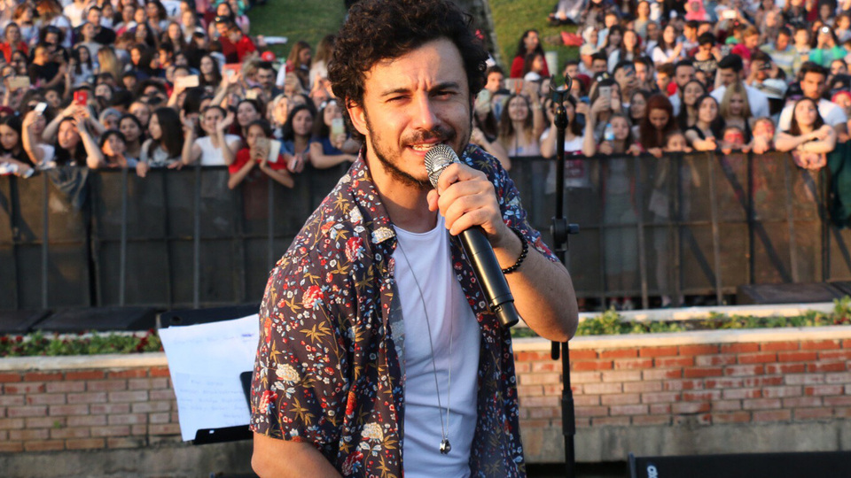 Ünlü şarkıcı her şeyi bırakıp gidiyor