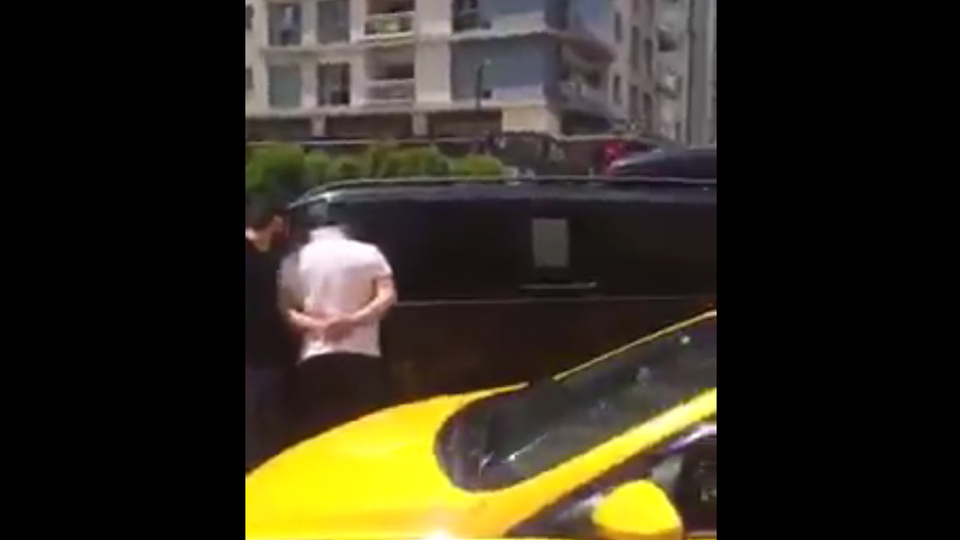 Bir anda önünü kestiler! Korkudan titredi